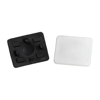 Tapa tomadas: saiba por que esse item é essencial para segurança infantil em casa Descubra por que o tapa tomadas é essencial para segurança infantil em casa. Saiba como evitar acidentes e escolher o modelo ideal com a Oppeano. O tapa tomadas é um pequeno acessório com um papel gigantesco na segurança doméstica — especialmente em casas com bebês e crianças pequenas. Por mais simples que pareça, esse item é responsável por evitar choques elétricos e acidentes que podem ocorrer quando os pequenos exploram o ambiente e tocam onde não deveriam. Tomadas ficam geralmente ao alcance das mãos das crianças. Curiosas por natureza, elas tendem a inserir objetos ou os próprios dedos nos buracos, sem entender o perigo. Nesse cenário, o tapa tomadas surge como uma barreira eficaz e acessível, que protege sem interferir na estética nem no funcionamento da instalação elétrica. Garantir um ambiente seguro para o desenvolvimento infantil é uma das maiores preocupações das famílias modernas. E investir em itens simples, como tapa tomada para bebê, é uma forma prática de prevenir riscos sem precisar de reformas ou mudanças estruturais. Como escolher a bucha estriada ideal para cada tipo de fixação Por que o tapa tomadas é essencial para segurança infantil Os tapa tomadas funcionam como tampas de proteção que impedem o contato direto com a parte interna da tomada. Fabricados em plástico isolante, eles bloqueiam o acesso às aberturas, reduzindo drasticamente as chances de choque elétrico. Segundo especialistas em segurança infantil, a curiosidade é uma das principais causas de acidentes domésticos. Crianças entre 1 e 4 anos estão em constante descoberta e, sem supervisão, podem tocar em tomadas, cabos e aparelhos ligados. Com o uso do tapa tomadas, o risco de acidente é praticamente eliminado. Além disso, o acessório também protege contra poeira, umidade e sujeira, prolongando a vida útil das tomadas. Entre as vantagens do uso estão: Prevenção de choques elétricos; Segurança para crianças e pets; Fácil instalação e remoção; Baixo custo e alta durabilidade; Discrição estética, mantendo o ambiente harmônico. Esses benefícios explicam por que o tapa tomadas é considerado um item indispensável em qualquer casa onde há crianças pequenas. Como tapar tomadas na parede de forma correta Uma das dúvidas mais comuns entre os pais é como tapar tomadas na parede sem comprometer o uso cotidiano dos equipamentos elétricos. Felizmente, o processo é simples e rápido. Os tapa tomadas modernos são projetados para encaixe direto no ponto de energia, sem a necessidade de ferramentas ou alterações elétricas. Basta inserir a peça protetora nos orifícios da tomada e pronto: a proteção já está garantida. Para locais onde as tomadas são frequentemente utilizadas, existem modelos com chave de travamento — ideais para quem quer praticidade sem abrir mão da segurança. Confira algumas dicas importantes: Certifique-se de que o modelo seja compatível com o padrão da sua tomada (2 ou 3 pinos). Prefira materiais de boa procedência, resistentes e de fácil higienização. Em ambientes com umidade (como cozinhas e banheiros), opte por versões com vedação reforçada. Evite improvisos com fita adesiva ou papel — eles não oferecem proteção real e ainda podem causar curto-circuitos. Seguindo essas orientações, é possível manter as tomadas seguras sem perder funcionalidade. Oppeano: a sua fábrica de acessórios para móveis 5 erros comuns ao usar tapa tomadas Apesar de simples, o uso incorreto do tapa tomadas pode comprometer sua eficácia. Veja os 5 erros mais comuns e como evitá-los: Escolher modelos incompatíveis com a tomada: cada padrão (antigo ou novo) exige um tipo de encaixe específico. Verifique antes da compra. Não instalar em todos os cômodos: é comum proteger apenas a sala ou o quarto, esquecendo áreas como cozinha, lavanderia e corredores. Usar produtos sem certificação: materiais frágeis podem quebrar e se soltar facilmente, gerando risco ao invés de segurança. Deixar o acessório solto: o tapa tomadas deve ficar bem encaixado, evitando que a criança consiga removê-lo sozinha. Não supervisionar o ambiente: o acessório é uma camada de segurança, mas não substitui o cuidado e a atenção dos adultos. Ao evitar esses erros, os pais garantem proteção total e constante no ambiente doméstico. Tapa tomadas para bebê: segurança que começa nos detalhes A instalação pode ser feita em qualquer ambiente: quartos, salas, escritórios e até áreas externas cobertas. Por ser removível, o acessório também é indicado para famílias que moram em imóveis alugados — já que não danifica a parede nem a tomada. Outro ponto importante é o design ergonômico, que evita bordas pontiagudas ou superfícies cortantes. Assim, o produto protege sem comprometer a estética do ambiente e sem representar qualquer risco adicional. Esse tipo de cuidado, embora simples, demonstra atenção e zelo com o bem-estar da criança, tornando a casa um espaço mais seguro e acolhedor. Onde comprar tapa tomadas com segurança e qualidade Para quem deseja saber onde comprar tapa tomadas de qualidade, a melhor escolha é optar por fornecedores reconhecidos pela durabilidade e confiabilidade de seus produtos. No mercado nacional, a Oppeano Acessórios Plásticos é referência na produção de itens plásticos voltados à indústria moveleira e à segurança residencial. A empresa é considerada um modelo de excelência, graças à combinação de qualidade, agilidade e inovação em todos os seus produtos. Com ferramentaria própria, maquinário moderno e equipe altamente qualificada, a Oppeano garante o máximo controle de qualidade em cada etapa de produção. Isso se traduz em produtos resistentes, funcionais e com excelente acabamento — ideais para proteger o lar e preservar o conforto da família. Além dos tapa tomadas, a empresa oferece uma ampla variedade de acessórios plásticos que atendem desde o setor industrial até o uso doméstico, sempre com o mesmo padrão de qualidade que tornou a marca uma referência no setor. Segurança começa nos pequenos detalhes Garantir a segurança de crianças em casa é um gesto de amor que começa com medidas simples — e o tapa tomadas é um exemplo perfeito disso. Pequeno no tamanho, mas enorme na importância, ele previne choques, evita acidentes e traz tranquilidade para toda a família. Na hora de escolher, dê preferência a produtos fabricados por empresas reconhecidas, que priorizam qualidade e confiabilidade, como a Oppeano Acessórios Plásticos. Com experiência, tecnologia e compromisso com o cliente, a Oppeano é a parceira ideal para quem busca soluções inteligentes em segurança e acessórios plásticos. Entre em contato com a equipe da Oppeano e solicite um orçamento personalizado. Proteja sua casa, cuide de quem você ama e invista em segurança com quem entende do assunto. Conheça a linha de pés em plástico para móveis da Oppeano