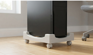 Suporte para CPU Oppeano: base plástica cinza com rodas, segurando um gabinete de computador preto sobre um piso de madeira em um escritório. Acessibilidade e mobilidade.